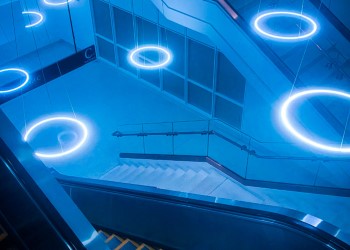 Interior de um prédio iluminado com luzes em formato circular 